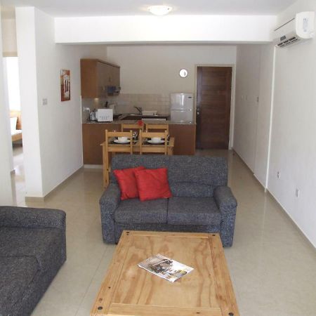 2 Bedroom Poolside Apartment E9 Peyia Exterior foto